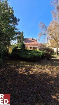 Älteres Einfamilienhaus mit großem Garten und Garage