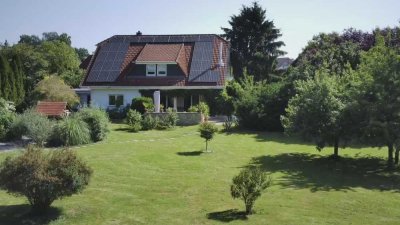 Großzügiges Familienparadies mit Traumgrundstück