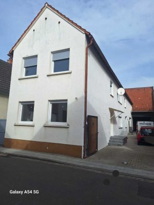 1280.0 € - 143.5 m² - 5.0 Zi.