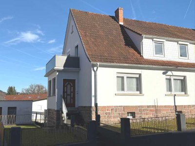 **Charmantes Ein-/Zwei-Familienhaus (DHH)  in Ortsrandlage**