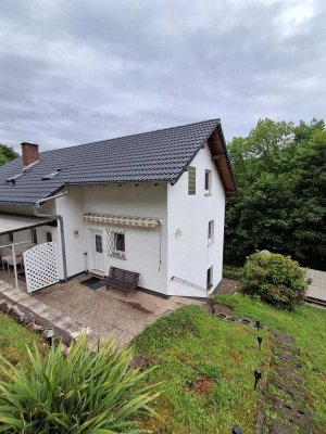 Gemütlich und geräumig wohnen in zwei Wohnungen mit großem Garten /Haus im Haus