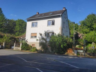 Geräumiges, preiswertes 9-Raum-Einfamilienhaus in zentraler, grüner Lage