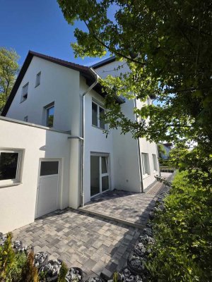 Platz für die ganze Familie– linke Doppelhaushälfte mit Gartenteil und Garage - bezugsfertig!