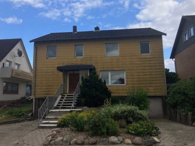 Geräumiges Einfamilienhaus mit großem Garten und 2 Garagen in Sehlde