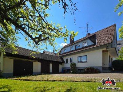 Zentrales 2-Familienhaus mit 3 Garagen und PV-Anlage