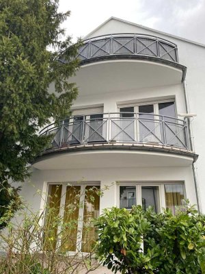 Schöne, helle 2-Zimmer Dachgeschosswohnung mit EBK und Balkon