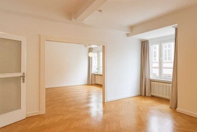Carlstadt in Düsseldorf: Stilvolle Altbauwohnung mit Balkon - nachhaltig vermietet