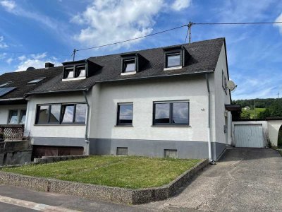 2-Familienhaus mit großzügigen Abstellflächen,  
Garage und schönem Garten im Konzer Tälchen