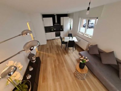 Modernisiert mit Einbauküche: Exklusive 2-Zimmer-EG-Wohnung mit geh. Innenausstattung