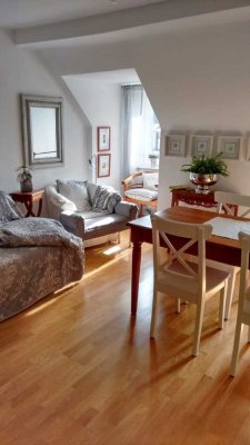Schöne, zentral gelegene 4-Zimmer-Mansardenwohnung mit ca. 300 m² Gartenanteil