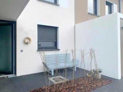 * NEWLY BUILT TOWNHOUSE * 
ca. 125 m², 3-Bed, 2.25 Bath, Yard, and Parking
