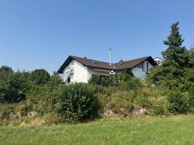 FELDRANDLAGE! Einfamilienhaus mit Einliegerwohnung und großem Garten!