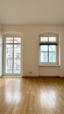 Bezugsfreie 1-Zimmer-Wohnung mit großem Balkon in Friedrichshain - Samaritgerkiez
