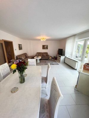 � Moderne Doppelhaushälfte mit viel Platz & Stil! �