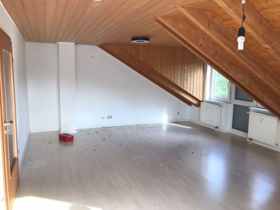 *** Helle 2 Zimmer DG Wohnung mit Balkon in sehr ruhiger Lage ***