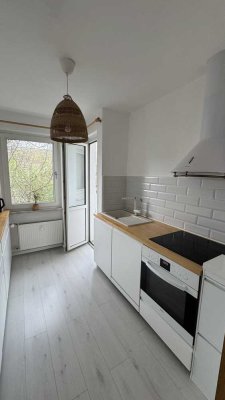 Licht, Ruhe, Balkongefühl – renovierte 3 -Zimmer -Wohnung im Grünen