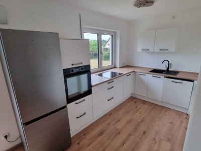 Neuwertige Wohnung mit drei Zimmern sowie Balkon und EBK in Schwarzenfeld