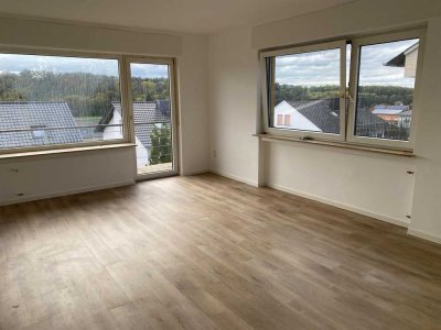 ***Neu-sanierte, helle, große Wohnung mit Balkon und Garage***