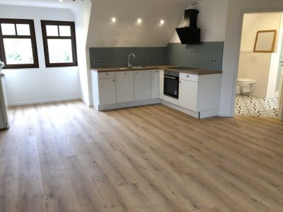 Traumhafte komplett sanierte 3-Zimmer DG-Wohnung mit Garten