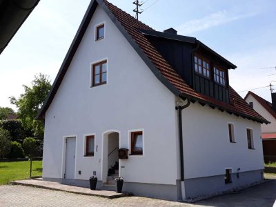 Schönes, geräumiges Haus mit vier Zimmern, Carport, Garten in Freising (Kreis), Rudelzhausen