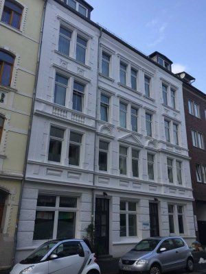 3 Zi.-Whg. / Sanierter Altbau mit großem Balkon
