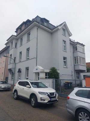 FRANKFURT-GRIESHEIM: Gepflegtes freistehendes 4-Familien-Haus - ALTBAU -