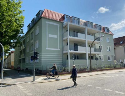 Ruhige 2-Raum-Hochparterre-Wohnung mit großer Terrasse und Garten