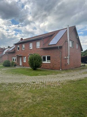 Modernes Doppelhaus mit PV-Anlage im Biosphärenreservat Elbtalaue
