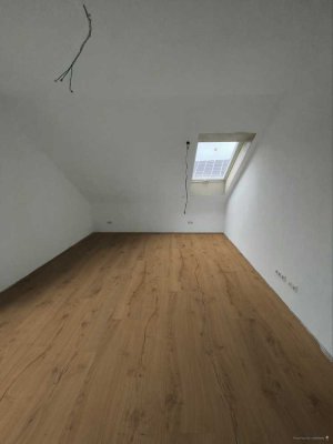 Erstbezug: Moderne 2,5-Zi.-Dachgeschosswohnung mit Balkon