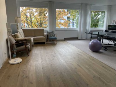 Stilvolle, geräumige und vollständig renovierte 4-Zimmer-Wohnung mit Balkon und Einbauküche in Bonn