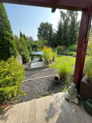 Sanierte EG-Wohnung mit großem Garten mit Teich
