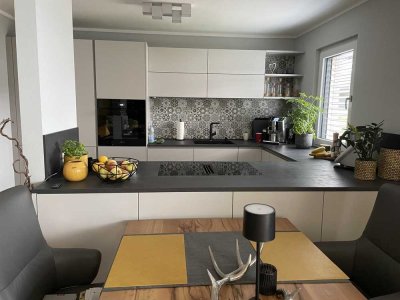 Exklusive, neuwertige 3-Zimmer-Wohnung mit Balkon, EBK und 2 TG in Renchen PROVISIONSFREI