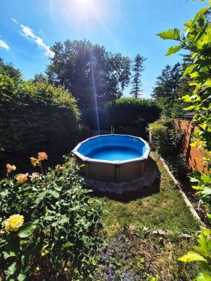 Teilmodernisierte Doppelhaushälfte mit Pool und Carport