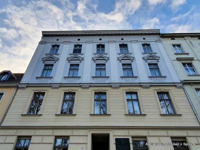 Zwei-Zimmer-Etagenwohnung mit Aufzug und Einbauküche in Potsdams Innenstadt!