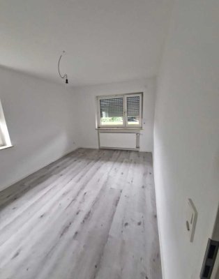 Exklusive, gepflegte 3-Zimmer-Hochparterre-Wohnung mit Balkon und Einbauküche in Steinenbronn