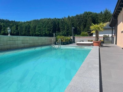 Luxuriöses Wohnen...Traumhafte EG-Wohnung mit Pool und Teich ‍♀️