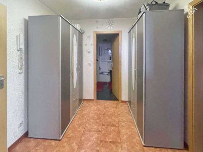 BARRIEREFREI � Charmante Dachgeschoss-Wohnung mit 2 Garagen und Einbauküche in Castrop-Rauxel!