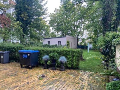 Erstbezug nach Sanierung mit 25 qm Terrasse zum grünen Innenhof, neues Badezimmer