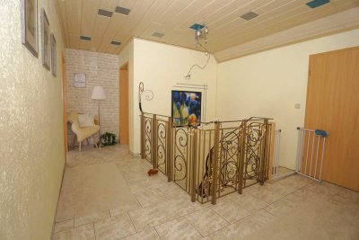 Familienfreundliches EFH mit barrierefreier Einliegerwohnung, 2 Garagen und großem Garten