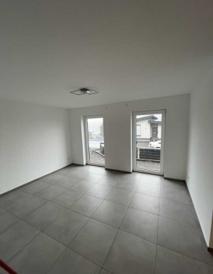 Neuwertige 2,5-Raum-Wohnung mit Terrasse, Garage und Einbauküche in Laubach