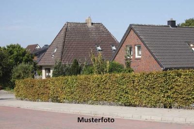 Freistehendes 2-Familienhaus mit kleinem Innenhof