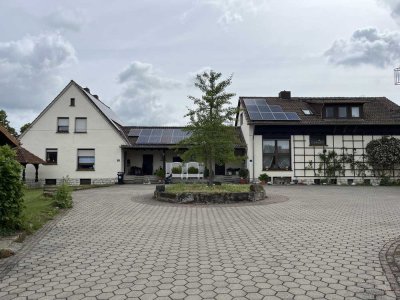 Einfamilienhaus mit Garten und Gartenhäuschen auf dem Land