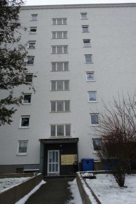 zentral gelegene 2-Zi.-Wohnung, 4.OG, mit Aufzug, Küche, Balkon und Garage in Neuötting