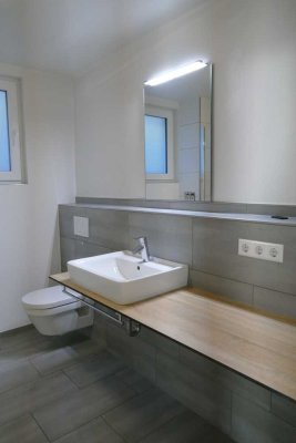 Neuwertiges Apartment mit gehobener Innenausstattung, Terrasse und Einbauküche