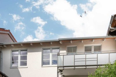 Bothfeld: Energieeffiziente 3 bis 3,5-Zimmer-Wohnung mit Südbalkon, zwei Bädern und PKW-Stellplatz.