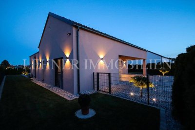 * Erstbezug in Dobl * Mediterranes Refugium * Hochwertiger Bungalow mit mediterranem Flair und einem Olivenbaum im Herzen des Lichthofs *
