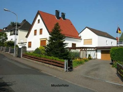 Freistehendes Einfamilienhaus und Stellplatz