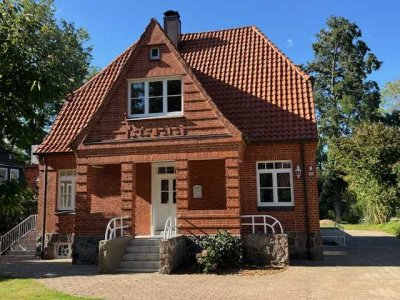 Repräsentatives Landhaus mit besonderer Ausstrahlung !