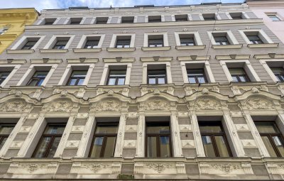 HISTORISCHES ZINSHAUS: wunderschön sanierte 2-Zimmer-Altbauwohnung