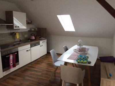Helle 3-Zimmer-Dachgeschosswohnung mit Einbauküche, Stellplatz & Garte